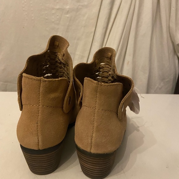 Plume tan suede ankle boots with block heels snap sides size 6 NWT - Picture 3 of 8